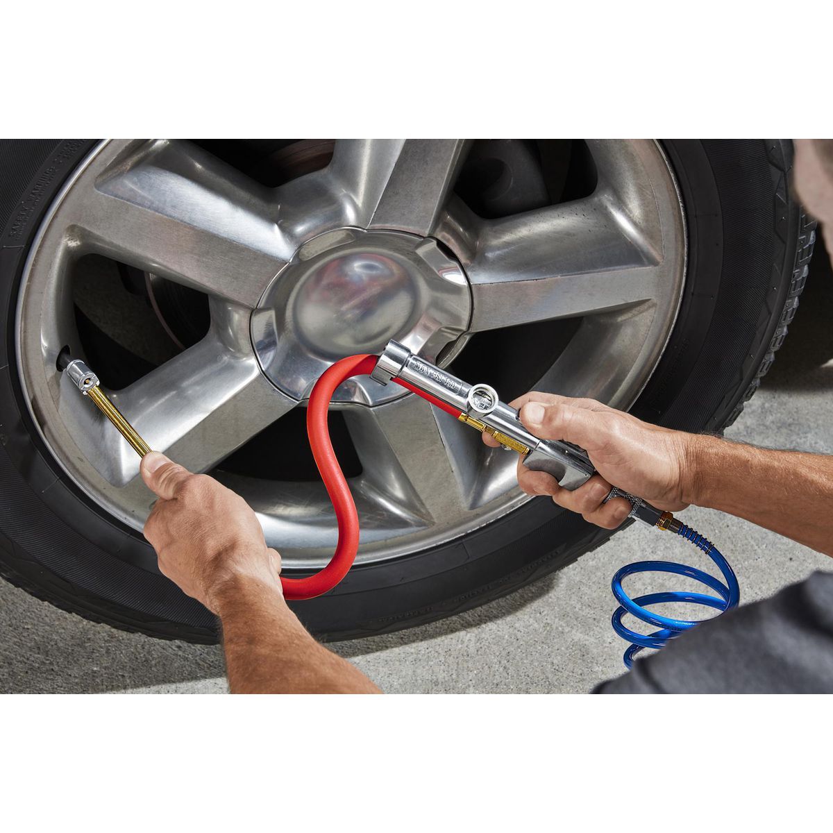 Dual-Head Angle Chuck Inflator with Inline Gauge J425
